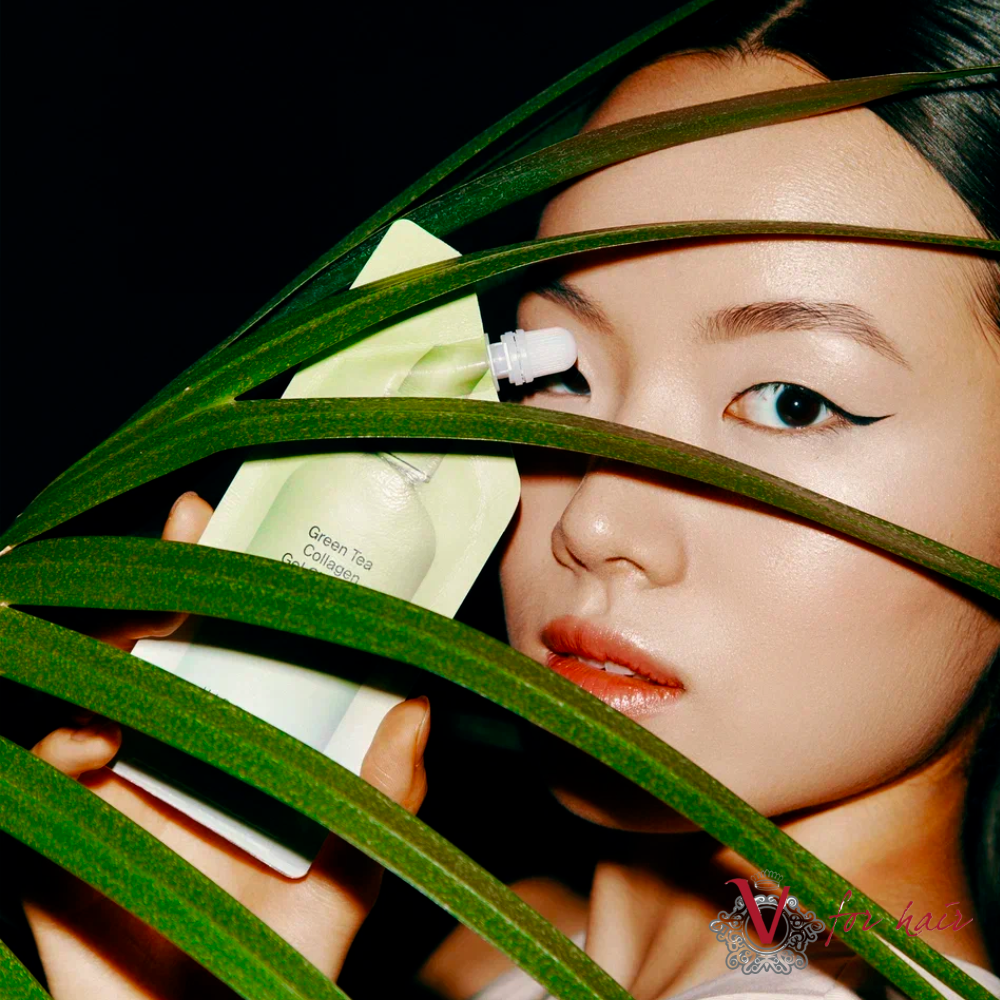HIDEHERE - Green Tea Collagen Gel Cleanser - 25ml model with palm leaf