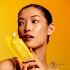 HIDEHERE - Vita Elixir Cream - 25ml lifestyle with model