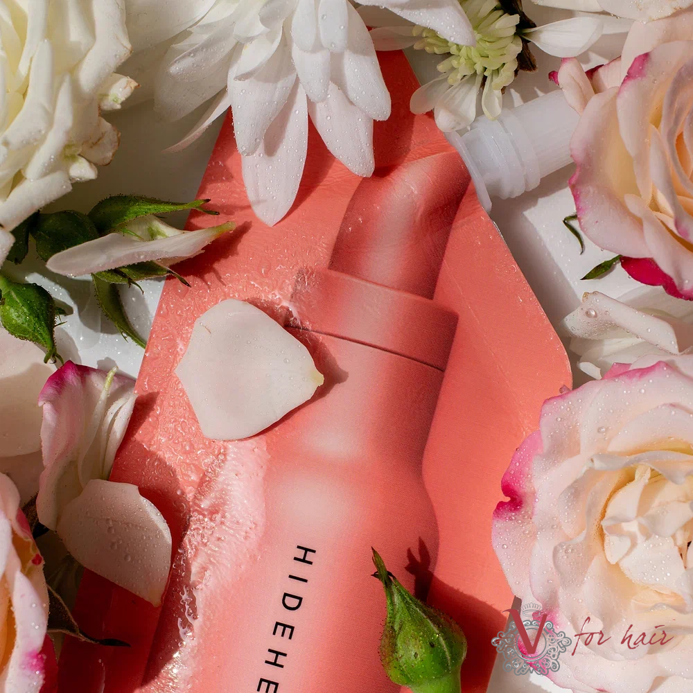 HIDEHERE - Vita Elixir Serum - 25ml close up with flowers