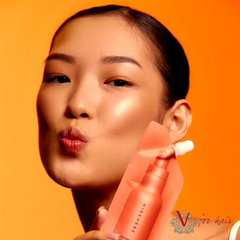 HIDEHERE - Vita Elixir Serum - 25ml with model
