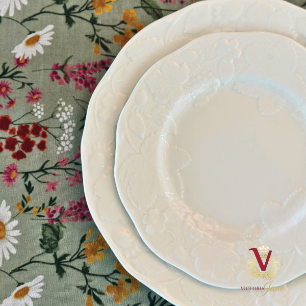 victoria jane Daisy Tablecloth plates