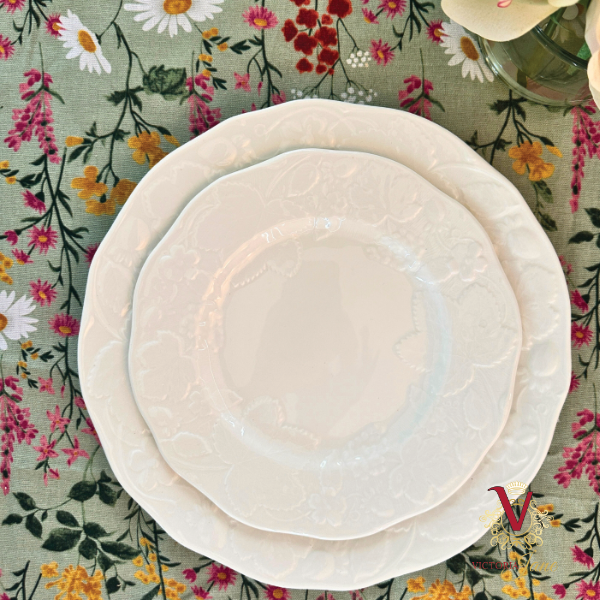 victoria jane Daisy Tablecloth plate setup