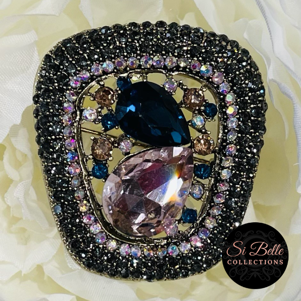 Si Belle Collections - Higher Love Collection - Nod to the Past Brooch close up